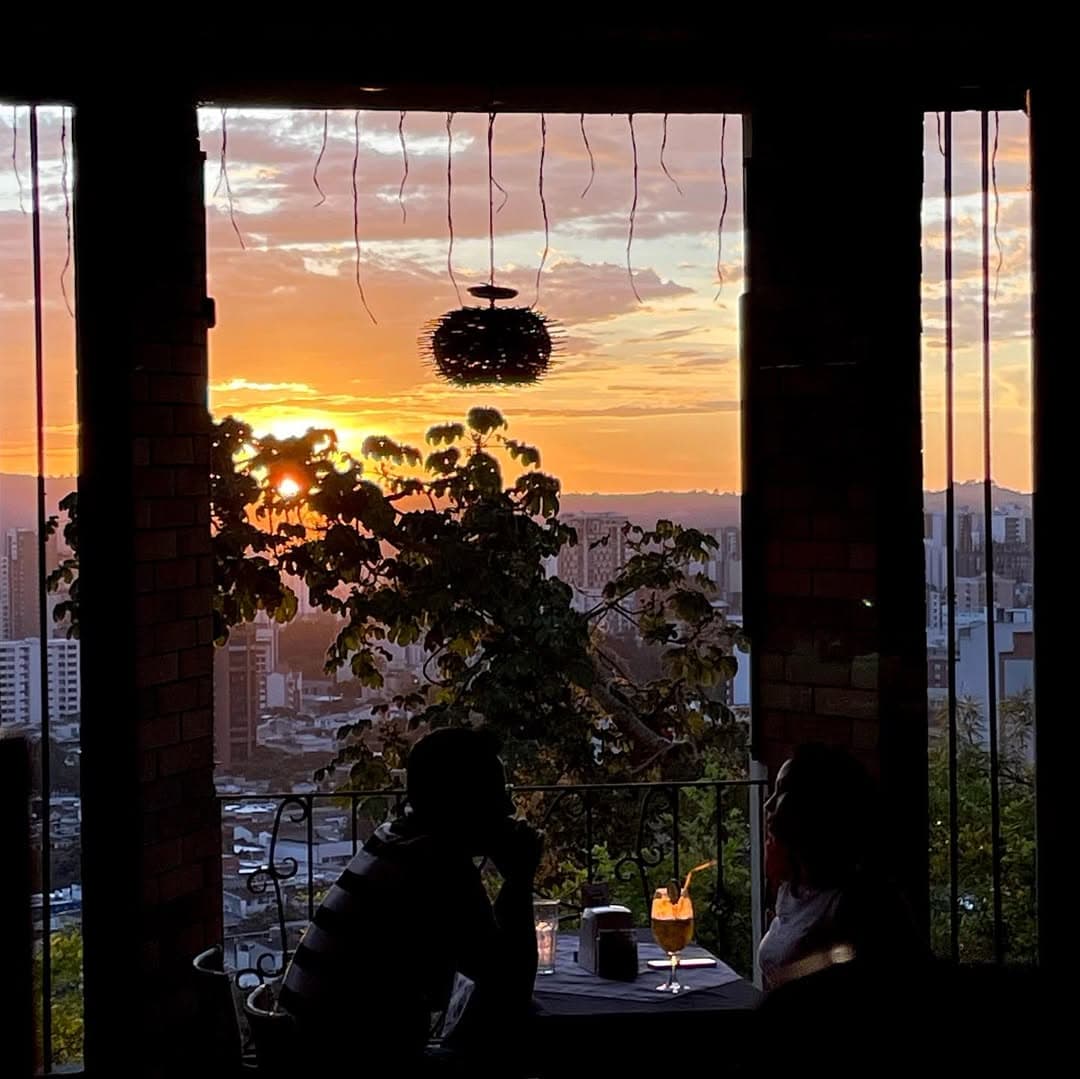 La terraza de Ritmo Pizza al atardecer