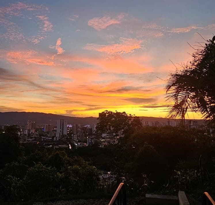 Atardecer sobre Bucaramanga desde el mirador de Ritmo Pizza